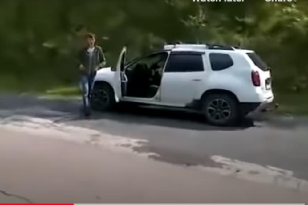 ZASTRAŠUJUĆI VIDEO! MONSTRUM ISKASAPIO ŽENU PRED DECOM: Napao je nožem, pobegla iz auta, ali joj nije bilo spasa