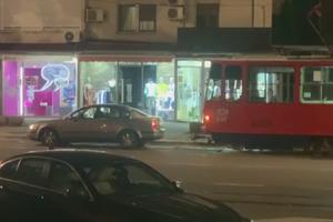 PARKIRAO SE NA ŠINE I OTIŠAO U RADNJU: Bahati vozač automobila blokirao tramvaj na 10 minuta na Banovom brdu (KURIR TV)