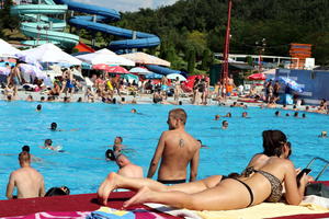 NI U AKVAPARKU NE MARE ZA MASKE I DISTANCU: Više od 2.000 ljudi iz svih krajeva Srbije na bazenima u Jagodini (FOTO)