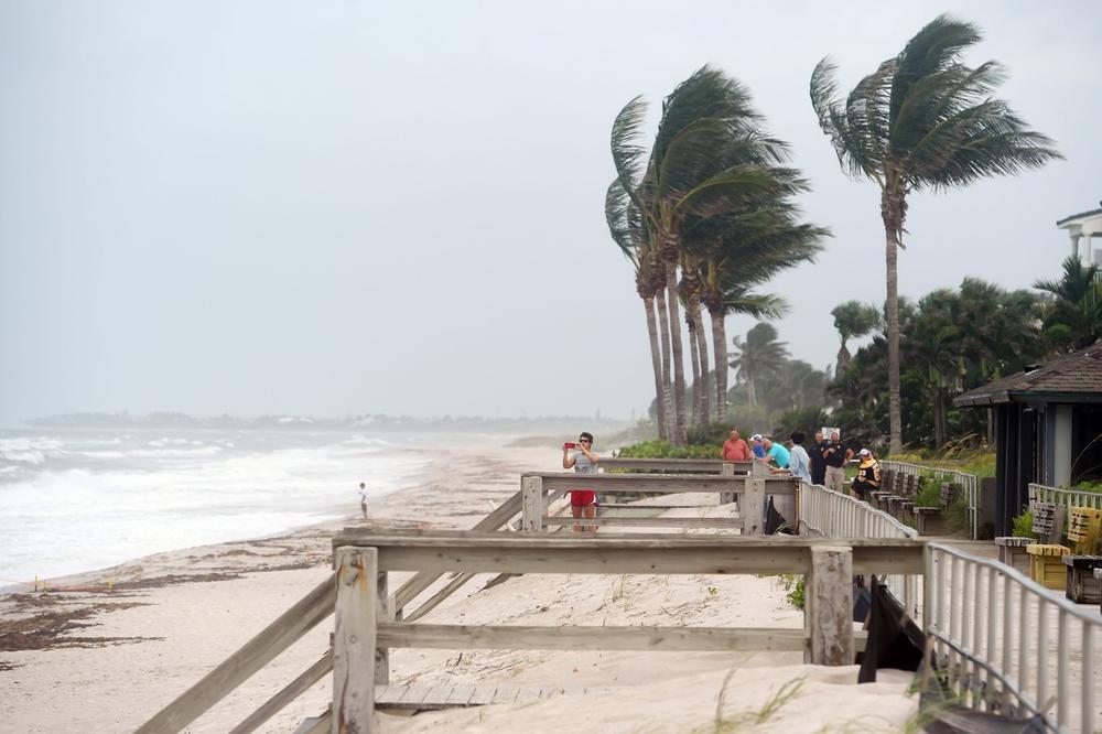 URAGAN ISAJA PONOVO JAČA: Zatvoreni parkovi i plaže na Floridi, vlasti apeluju na građane da se ne opuštaju!