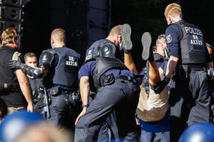 HAOS U BERLINU: Nemački ultradesničari pokušali da upadnu u parlament, NAPALI POLICIJU FLAŠAMA I KAMENICAMA
