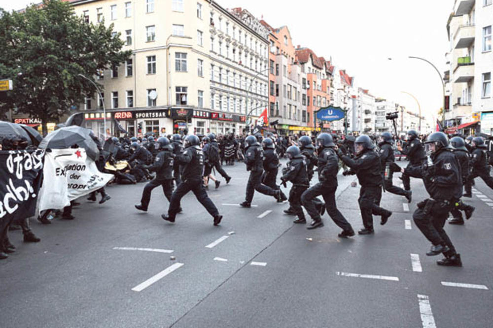 DVOJAKI STANDARDI ZAPADA: Srbiju kritikovali, a sad ćute kad policija TUČE DEMONSTRANTE U BERLINU!
