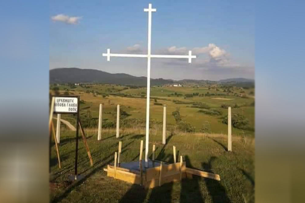 NOVA PROVOKACIJA U TUTINU: Prvo stavili albansku zastavu, a onda polomili i odneli krst posvećen stradaloj braći