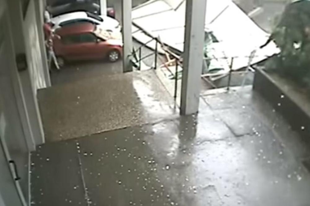 ZA DLAKU IZBEGAO TRAGEDIJU: Sklanjao se od nevremena, a onda mu je ogroman deo limenog krova zamalo zdrobio auto (VIDEO)