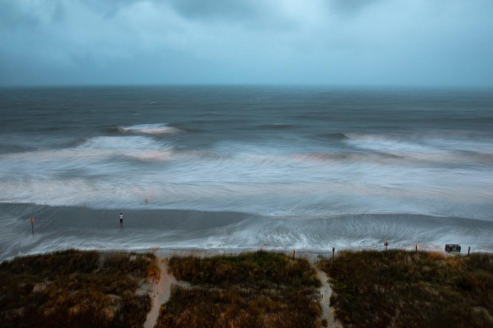 URAGAN ISAJA NASTAVLJA DA DIVLJA: Pogodio Severnu Karolinu, udari vetra dostizali brzinu od 140 km na čas