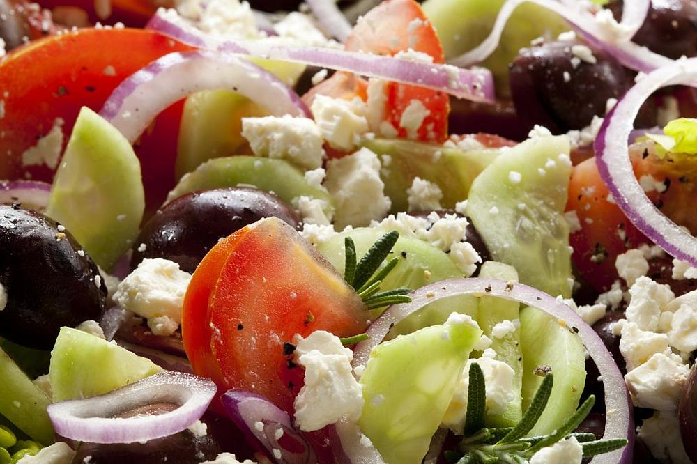GRČKA SALATA NA NAJBOLJI NAČIN: Domaćice kriju ovaj trik za popularnu mešanu salatu sa feta sirom (RECEPT)