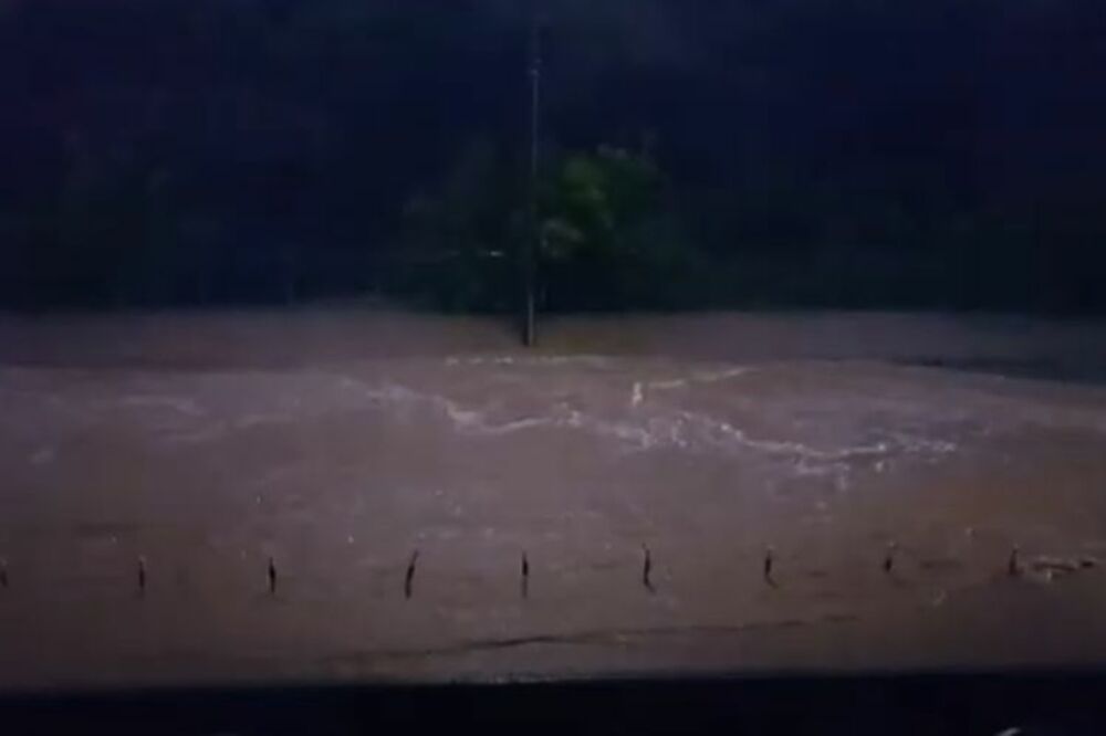 JAKO NEVREME POGODILO DEO CRNE GORE: U Podgorici poplavljene ulice, olujni vetar lomio stabla! Bura na primorju (VIDEO)
