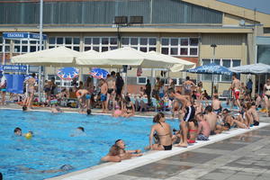 OSVEŽENJE UZ MAKSIMALNE MERE ZAŠTITE: Više od 500 kupača dnevno na gradskom bazenu u Loznici