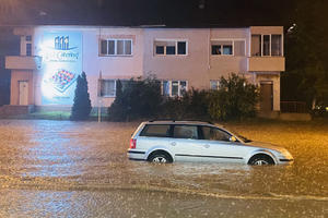 NOVE POPLAVE U TUZLI: Oluja počela u ponoć, ulice ponovo pretvorene u jezera (FOTO)