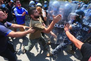 SUKOBI TOKOM PROTESTA U BEJRUTU Građani besni na vlast zbog eksplozije, letele kamenice, policija ispalila suzavac VIDEO