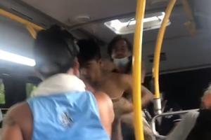 DRAMA U AUTOBUSU U NJUJORKU: Mladić bez maske ušao u prevoz i počeo da kašlje! Jedan putnik nasrnuo na njega (VIDEO)