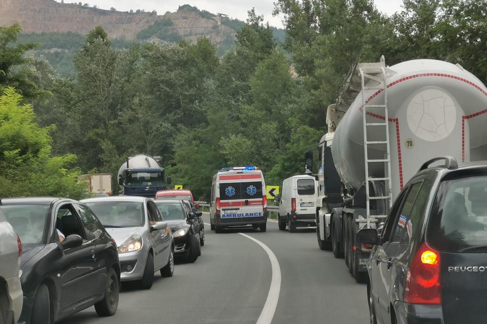 SAOBRAĆAJKA KOD POŽEGE, SVE STOJI: Beograđanin autom udario motociklistu, silna kolona na putu od Čačka ka Užicu