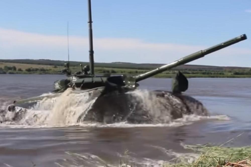OVO JE I TENK I PODMORNICA: Ruska vojska pokazala nove inovacije na moćnom T-72 (VIDEO)