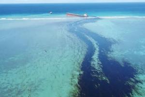 KATASTROFA NA MAURICIJUSU: Nasukani brod ispušta tone nafte u kristalno bistru vodu! Proglašeno vanredno stanje! (VIDEO)