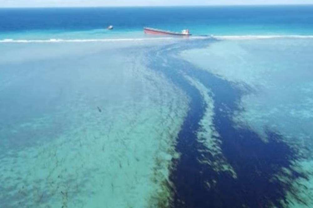 KATASTROFA NA MAURICIJUSU: Nasukani brod ispušta tone nafte u kristalno bistru vodu! Proglašeno vanredno stanje! (VIDEO)