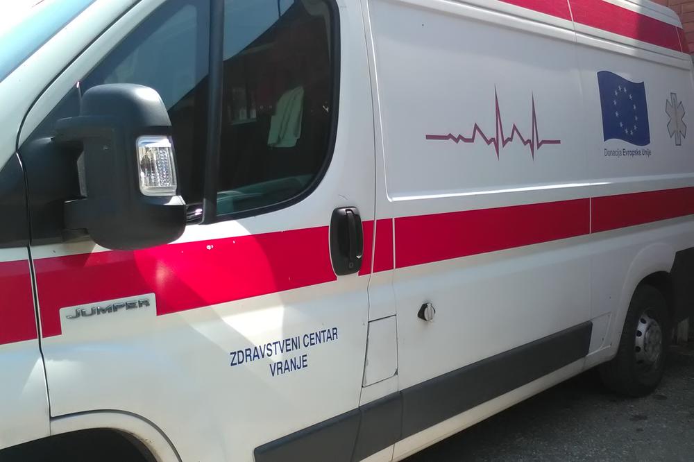 SAOBRAĆAJKA NA PUTU SURDULICA- VLADIČIN HAN: Zakucao se u betonski električni stub, vozač teško povređen
