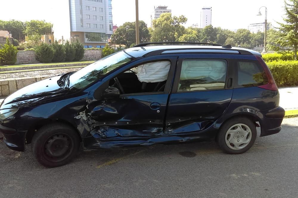 SUDAR U NIŠU: Motociklista se zakucao u automobil, s teškim povredama prevezen u Urgentni centar FOTO