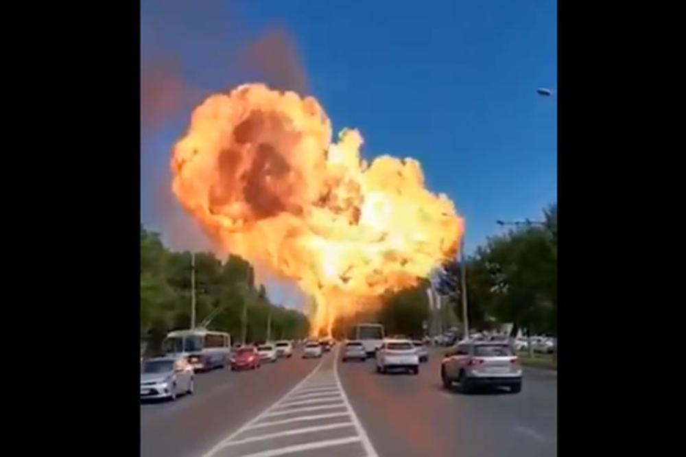 STRAVIČNA EKSPLOZIJA U RUSIJI: Drama na benzinskoj pumpi u Volgogradu, plamen i dim se uzdizali iznad grada (VIDEO)