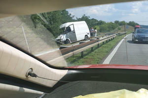 KARAMBOL KOD MLADENOVCA: Žestok sudar na auto-putu, kombi probio bankinu i izleteo van kolovoza (FOTO)