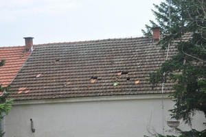 HULIGANI UNIŠTILI ŠKOLU U PRELJINI: Slomili ogradu i polomili crepove, u kuhinji potop (FOTO)