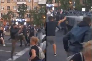 GRAĐANI KRENULI NA BELORUSKU POLICIJU: Skočili na kordon u Brestu, u Minsku izvedena specijalna oprema (VIDEO)