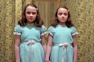 JEZIVE BLIZNAKINJE PRE 40 GODINA UTERIVALE SU STRAH U KOSTI: Ovako danas izgledaju sestre iz čuvenog HORORA! (FOTO)