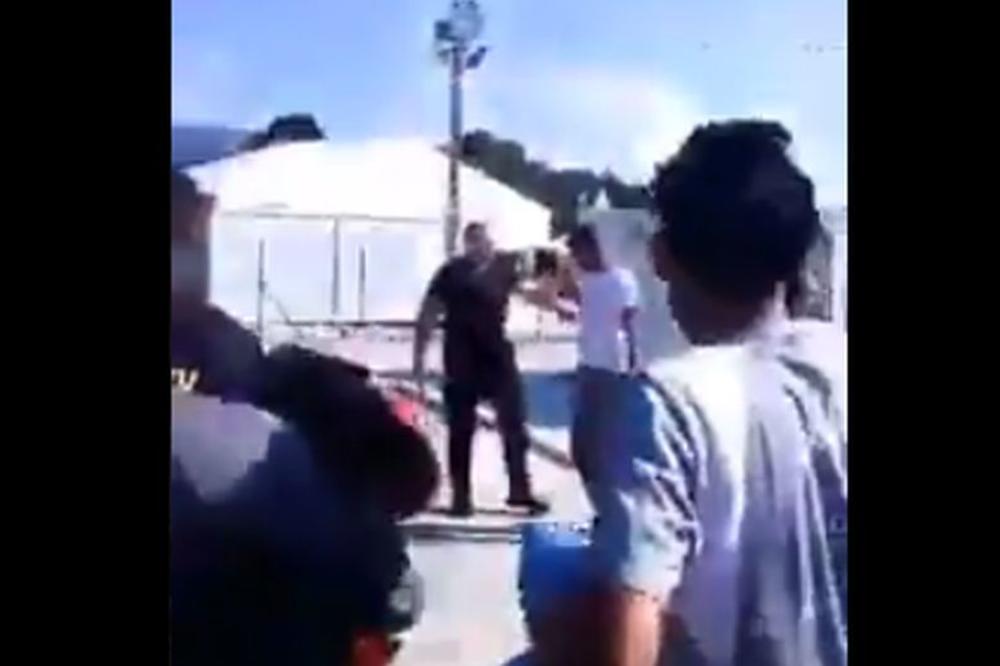 SUKOB U KAMPU KOD BIHAĆA: Migranti uz povike nasrnuli na policajce, kamera snimila ceo incident (VIDEO)