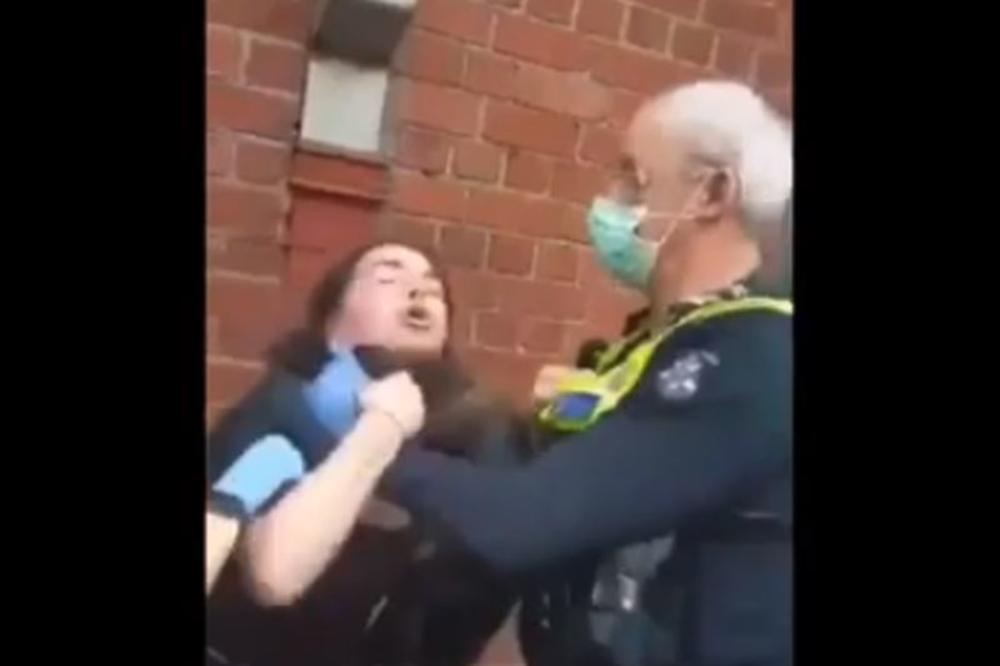 BRUTALNO HAPŠENJE ŽENE U MELBURNU: Nije nosila masku, policajac je gurao i držao za vrat, pa srušio na pod (VIDEO)