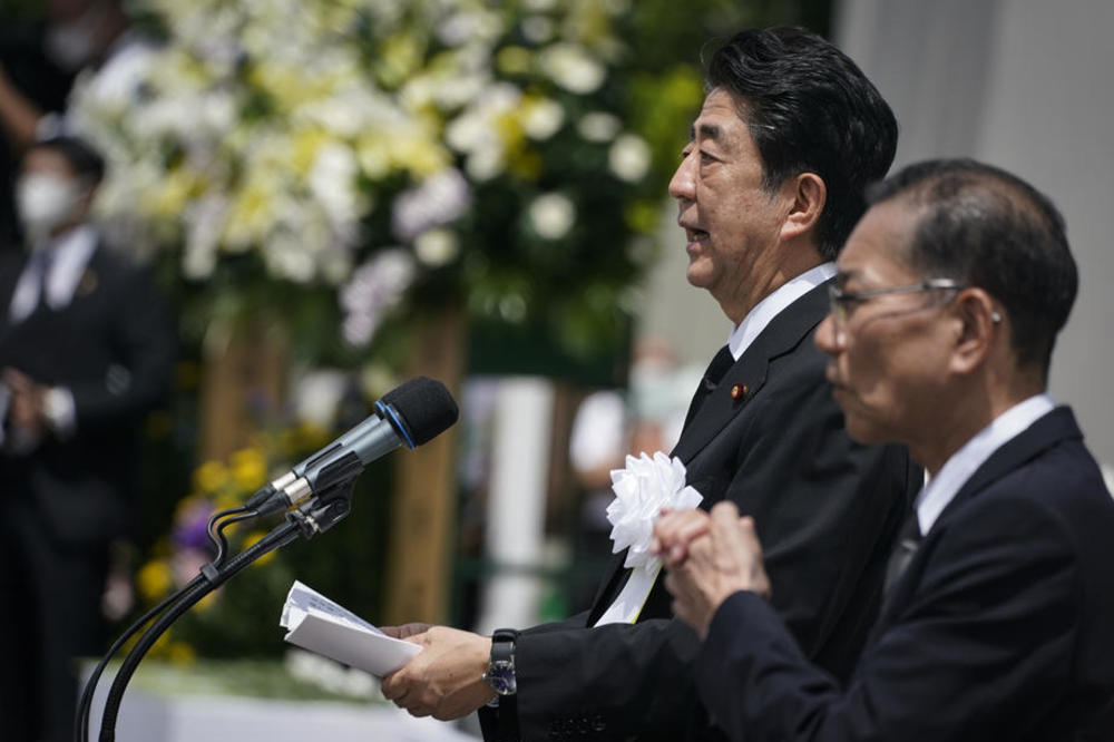 JAPANSKI PREMIJER PROČITAO ISTI GOVOR U HIROŠIMI I NAGASAKIJU: Abe teško uvredio preživele u atomskom napadu! (VIDEO)