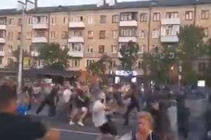 POLICIJA PUCALA NA NAPADAČE U BRESTU: Snage reda na meti huligana, sve češće ih gaze kolima (VIDEO)