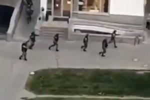 STRAŠNE SLIKE IZ MINSKA: Policija pucala na ljude koji su stajali na balkonima (VIDEO)