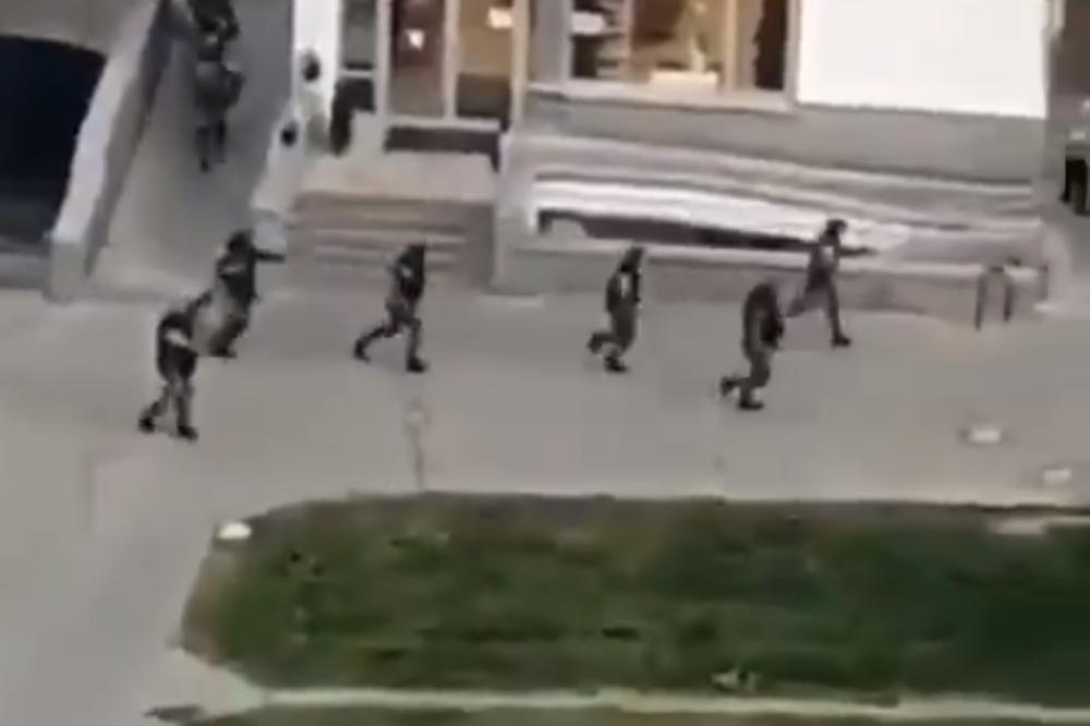 STRAŠNE SLIKE IZ MINSKA: Policija pucala na ljude koji su stajali na balkonima (VIDEO)