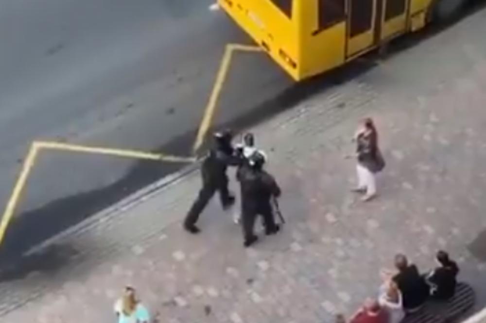 BLAM BELORUSKE POLICIJE: Priveli muškarca, pa ga greškom ubacili u gradski autobus umesto u policijski (VIDEO)