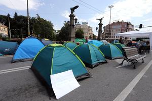 PROTESTI U BUGARSKOJ SE NE SMIRUJU: Šatori u Sofiji, traže se ostavke premijera i tužioca