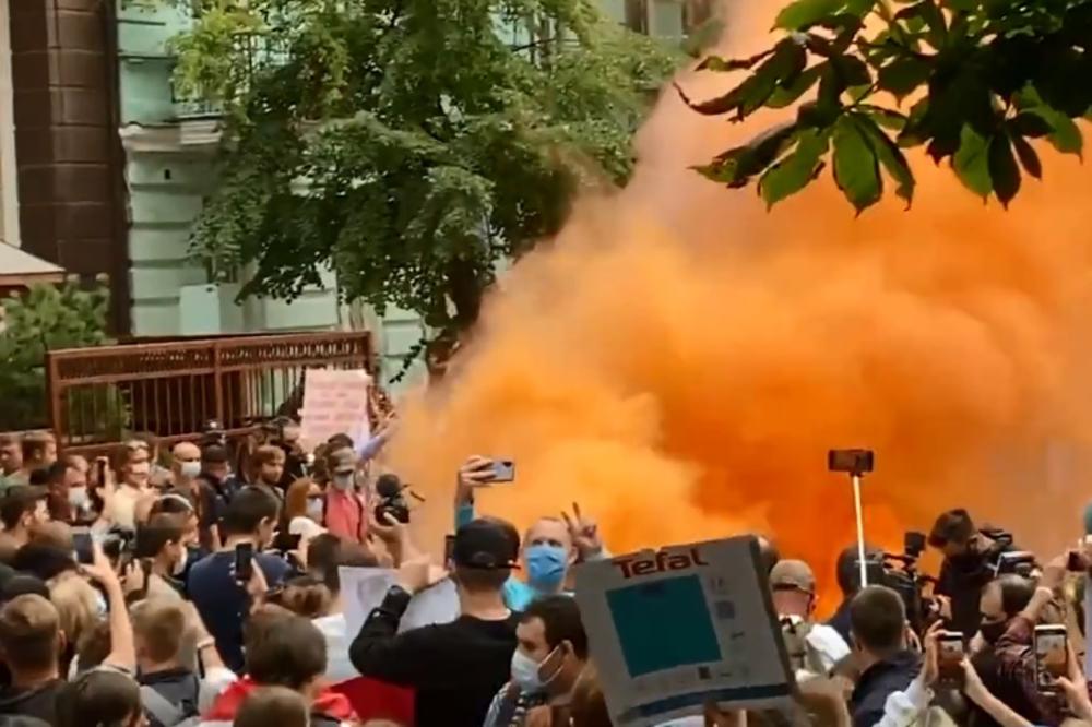 AMBASADE BELORUSIJE POD OPSADOM: U Kijevu bačena baklja, u Moskvi uhapšeni demonstranti! (VIDEO)