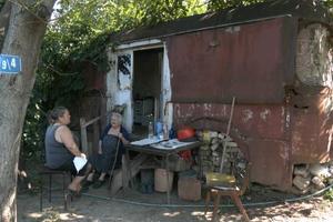 NEHUMAN ŽIVOT U 15 KVADRATA: Majka i ćerka decenijama stanuju u vagonu na periferiji Beograda (KURIR TV)
