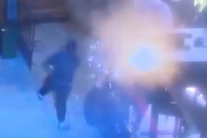 HTELI ŽIVOG DA GA ZAPALE: Pojavio se zastrašujući snimak brutalnog napada na vlasnika kafića u Vranju!