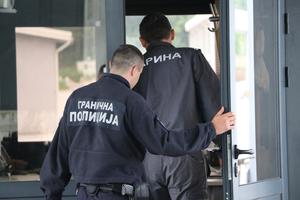 GLUPA TI JE IDEJA: Srpski carinici isprozivali švercera zbog načina na koji je pokušao da prenese 70.000 evra (FOTO)
