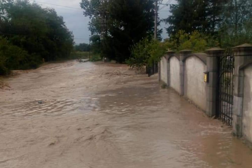 NEVREME U SRBIJI: Kod Trstenika bujica oštetila puteve, u Jagodini plivali automobili!