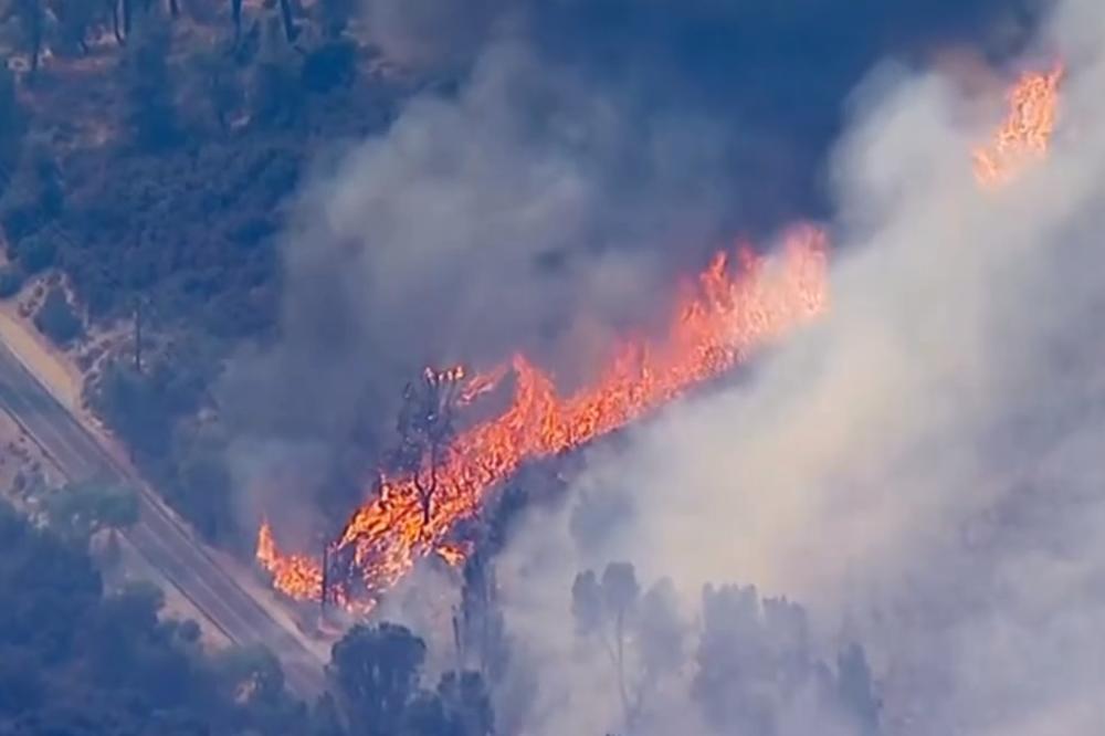 VATRENA STIHIJA KOD LOS ANĐELESA: Vatrogasci se bore sa 3 požara, ali su zbog prognoza meteorologa u panici (VIDEO)