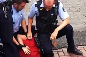 NEMAČKI FLOJD JE MALOLETAN: Otvorena istraga nakon skandaloznog snimka hapšenja tinejdžera u Diseldorfu (VIDEO)