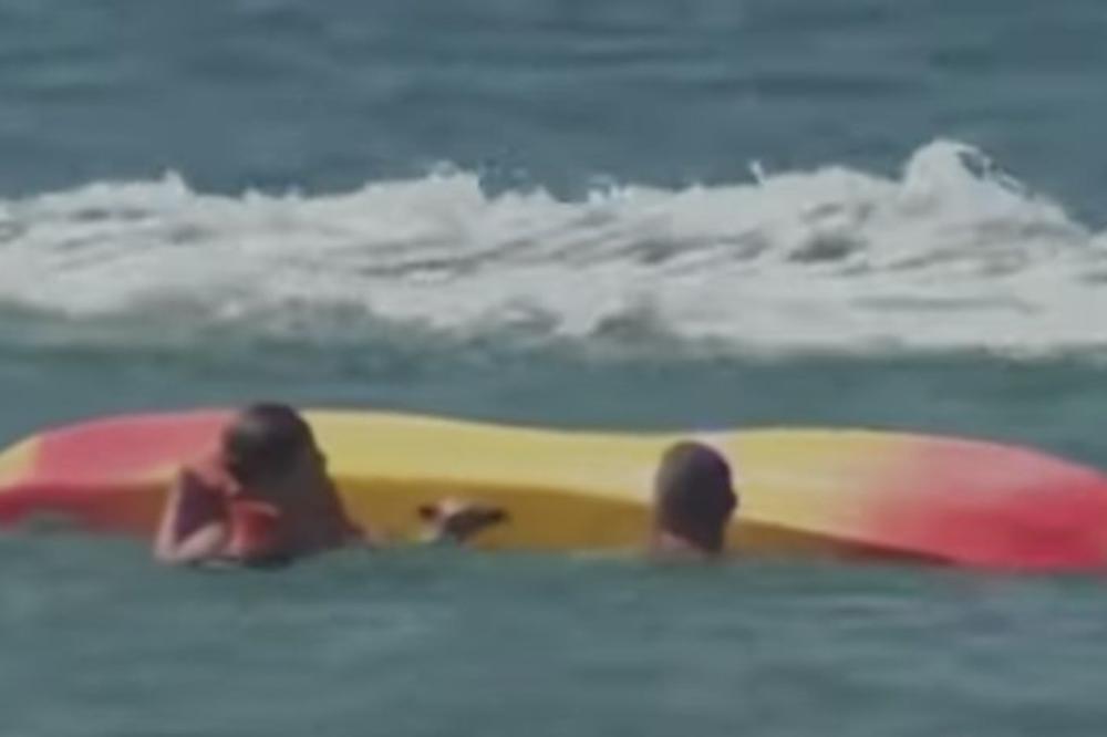 ODMAH JE PRITRČAO U POMOĆ: Portugalski predsednik spasao dve žene čiji se kajak prevrnuo u moru (VIDEO)