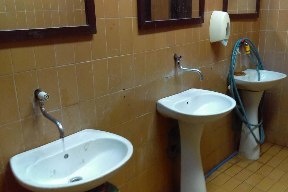 ČOVEKA JEDINO MUKA MOŽE DA POTERA DA OVDE UĐE: Ovako izgleda javni toalet u centru Niša (FOTO)