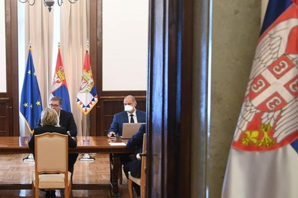 RAZGOVORI U PREDSEDNIŠTVU: Vučić se sastao s predstavnicima HNV u Srbiji (FOTO)