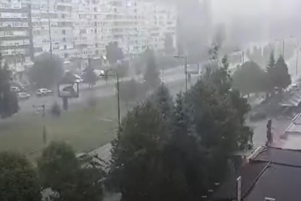 NEVREME STIGLO U BOSNU: Sarajevske ulice pod vodom, u Visokom vozači morali da čekaju da prođe kijamet (VIDEO)