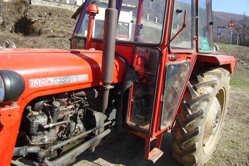 NESREĆA U SELU DEKUTINCE KOD VLADIČINOG HANA: Traktor sleteo s kolovoza pa se prevrnuo, traktorista poginuo na mestu
