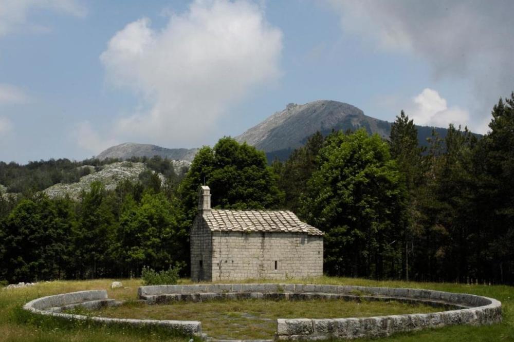 NI SVEŠTENICI NI VERNICI NISU MOGLI NI DA PRIĐU IVANOVIM KORITIMA: Sprečena liturgija u Preobraženjskoj crkvi na Cetinju