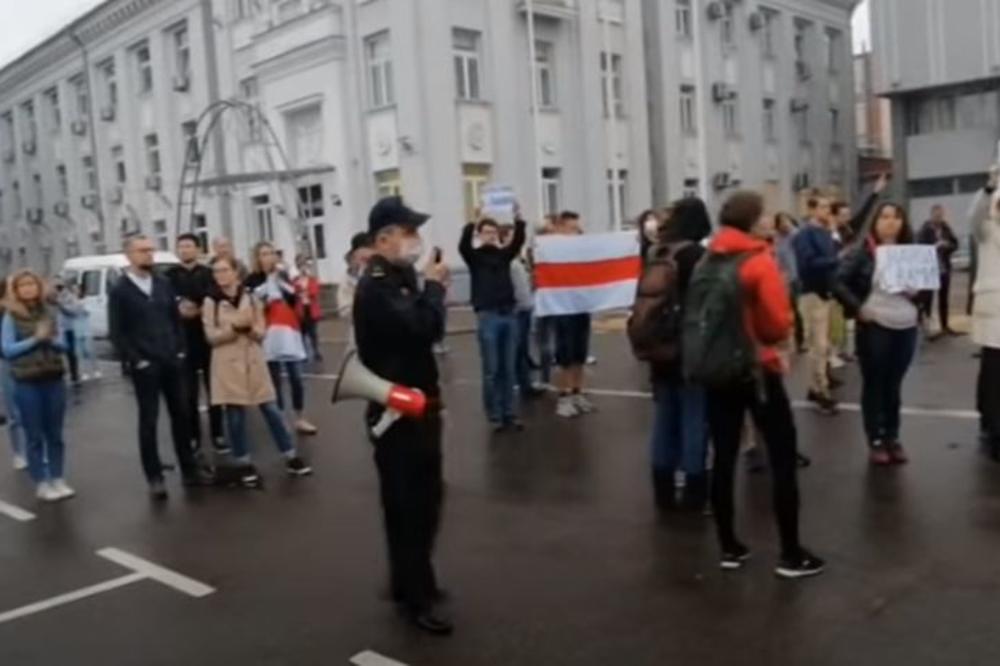 NE SMIRUJE SE SITUACIJA U BELORUSIJI: Nova hapšenja u Minsku, policija rasterala građane ispred fabrike traktora (VIDEO)