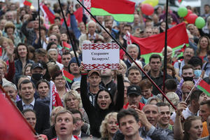PRIMORALI SU SVE DA POTPIŠU REZULTATE, LJUDI SU PLAKALI: Mladić i devojka iz Belorusije tvrde da je bilo krađe izbora