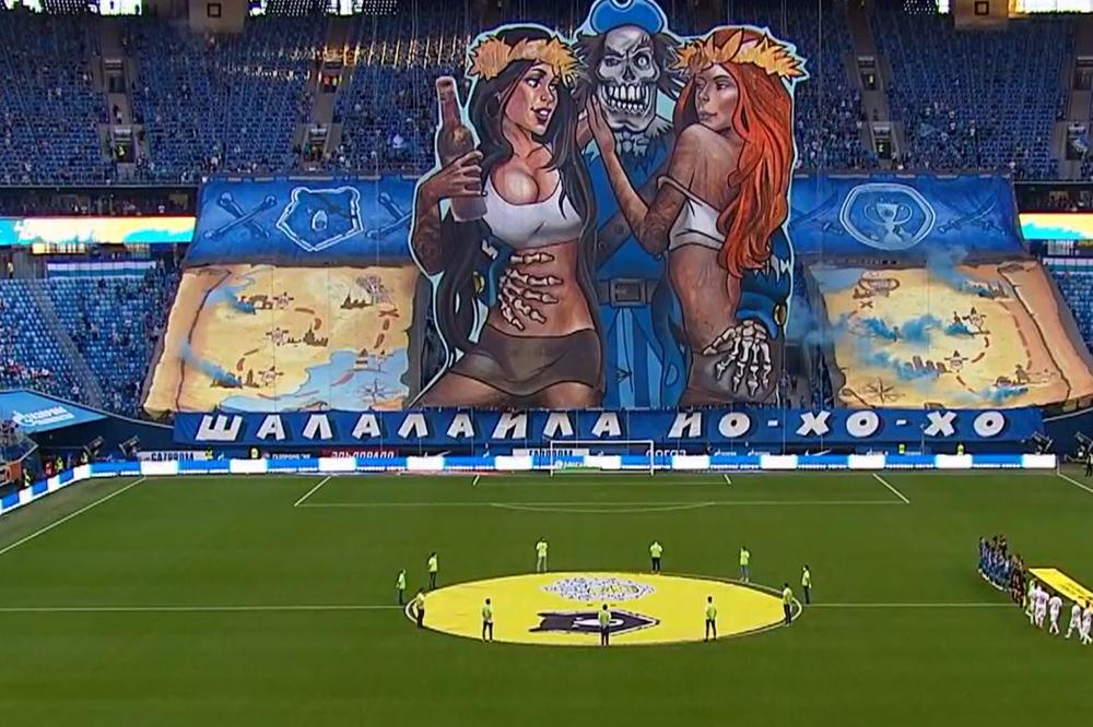 DVE AMAZONKE, PIRAT I FLAŠA RUMA: Na fudbalskim stadionima odavno nije viđena spektakularnija koreografija! FOTO